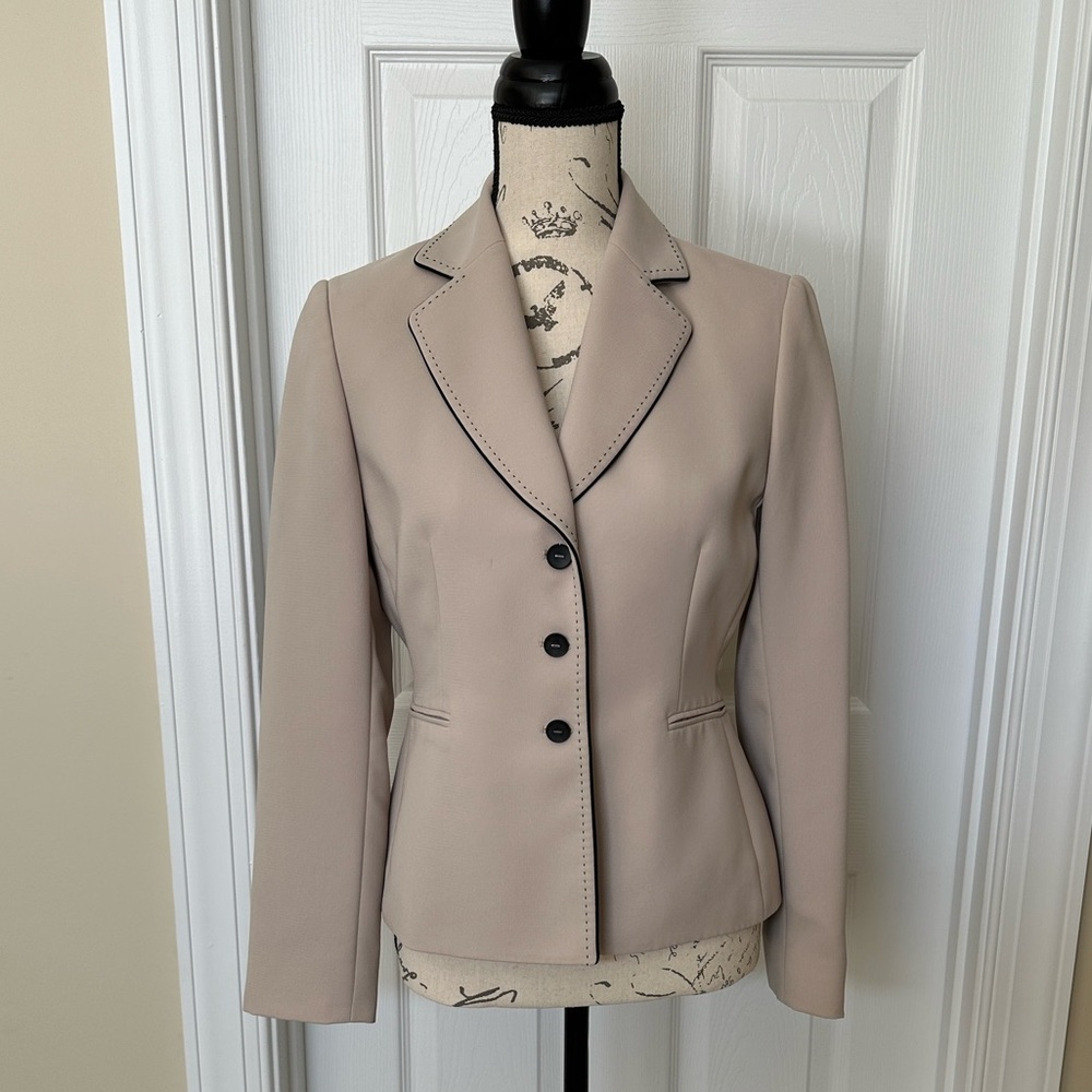 Elegant Beige Women's Blazer